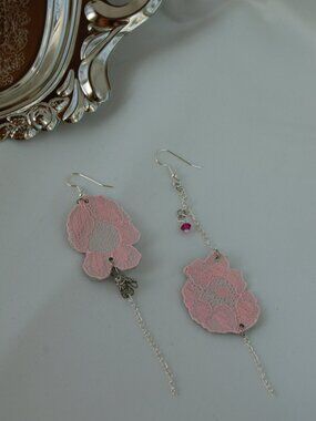 Mismatched bridal earrings - Rose lace - Vintage floral pink upcycled leather